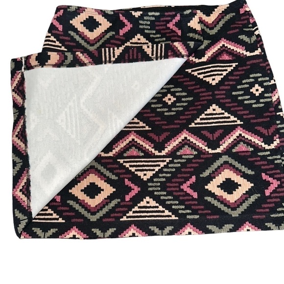 Hollister Aztec Geometric Print Black & Pink Mini Stretch Tube Skirt Size Small - Picture 4 of 6